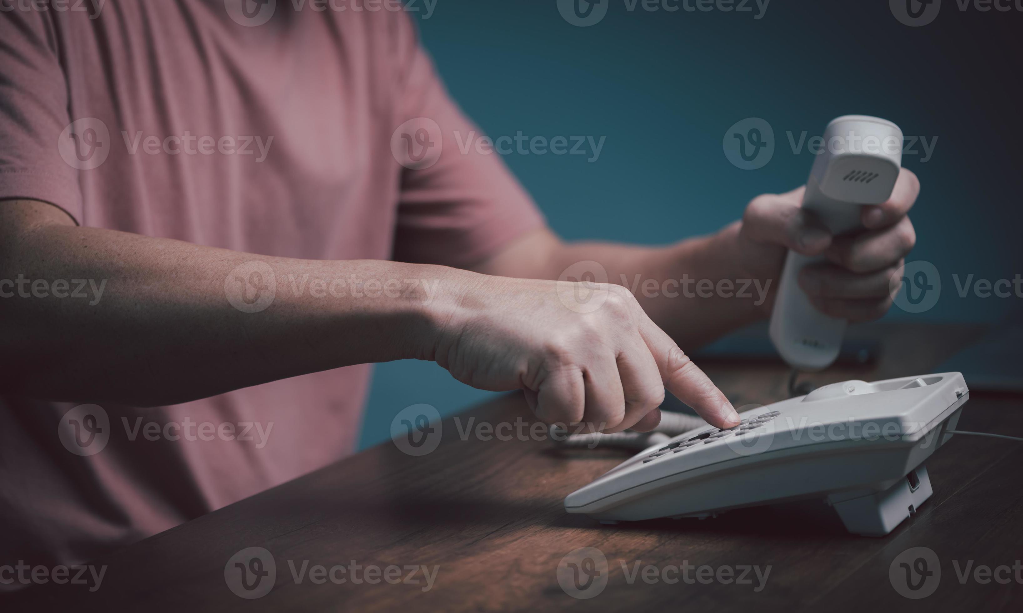 mão discar um número de teclado de telefone, comunicação entre em contato  conosco atendimento ao cliente. 13305407 Foto de stock no Vecteezy